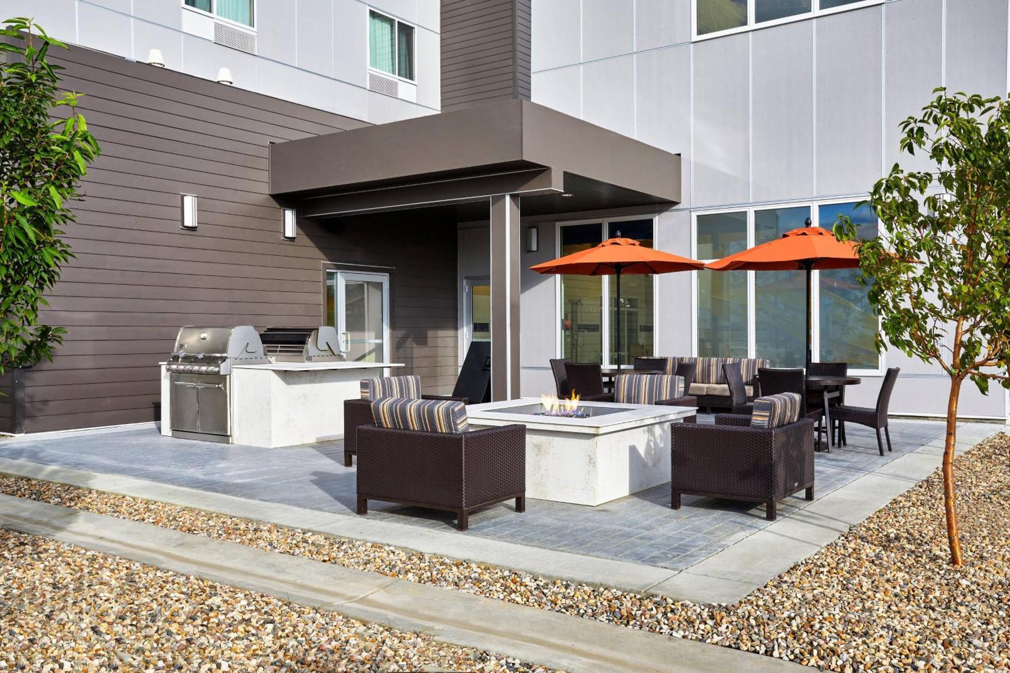 Towneplace Suites By Marriott Fort Mcmurray Exteriör bild